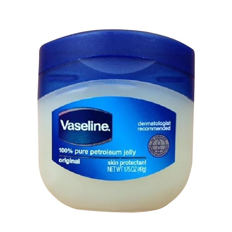 Bôi Vaseline hoặc dầu dừa cho môi sau khi môi đã bong vảy để môi mềm mịn và ẩm mượt