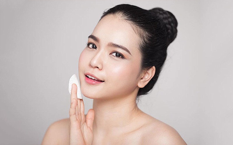 Thoa toner để cân bằng da sau khi xông hơi