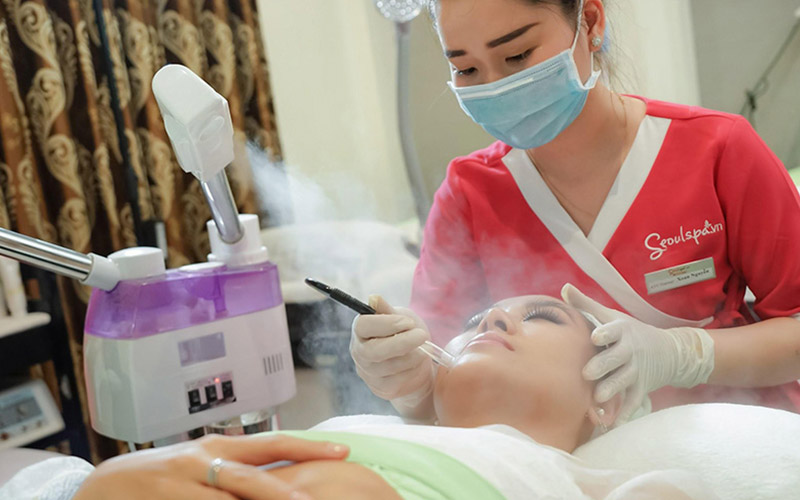 Khách hàng lựa chọn dịch vụ chăm sóc da chuyên sâu tại Seoul Spa