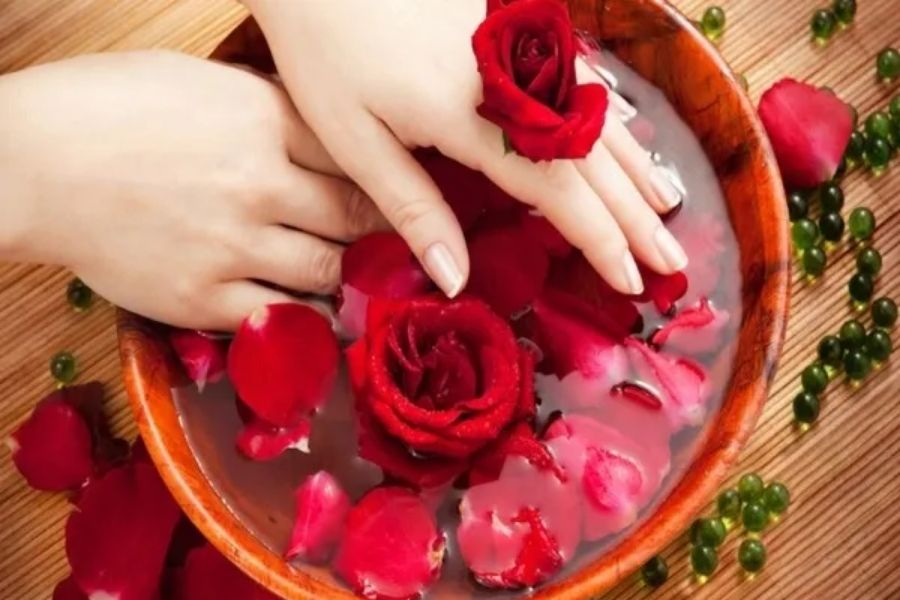 Xông mặt trẻ hóa da bằng cánh hoa hồng được rất nhiều chị em ưa chuộng