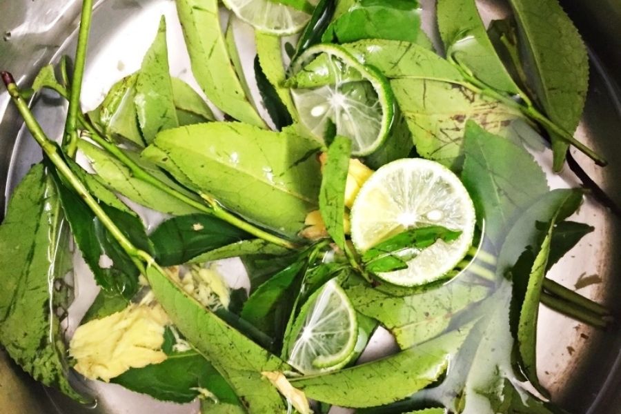 Xông mặt trẻ hóa da bằng lá trà xanh và chanh sẽ giảm mụn và chống lão hóa hiệu quả