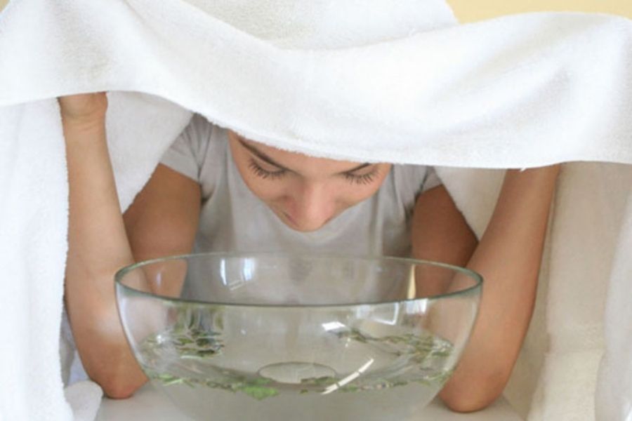 Khi bắt đầu xông, không nên đưa mặt quá gần chậu nước vì dễ bị bỏng da
