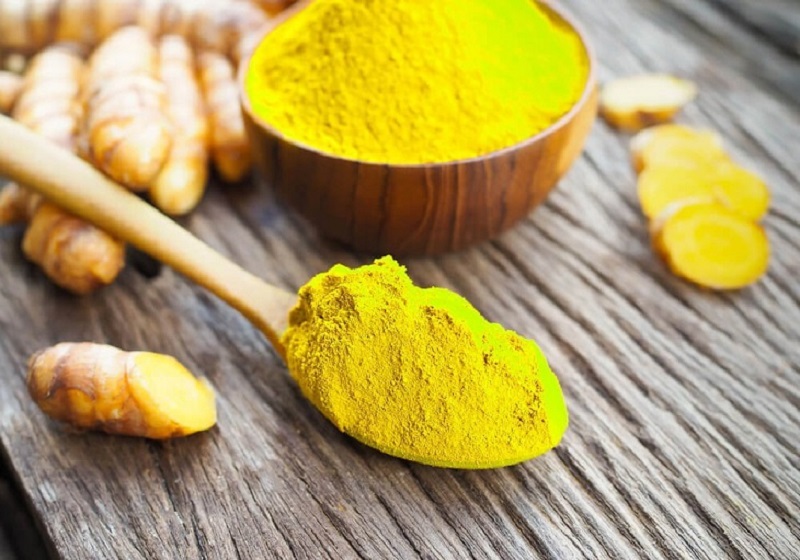 Tinh bột nghệ giúp sát khuẩn, giảm viêm mụn rất tốt