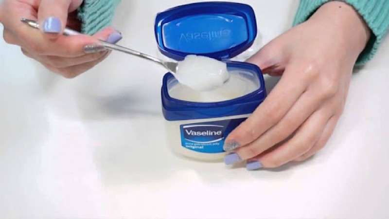 Vaseline vô cùng an toàn với da và có công dụng trị mụn tuyệt vời