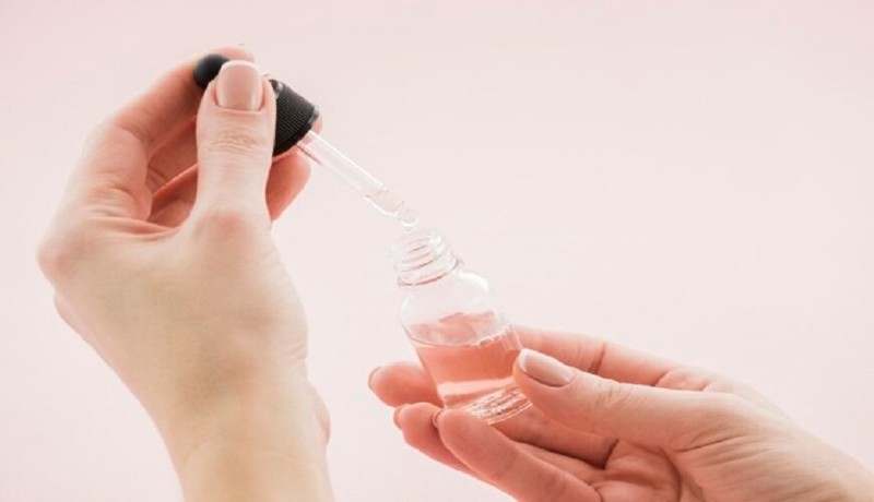 Bạn nên bôi tinh chất tỏi lên làn da tay trước khi thoa lên da mặt