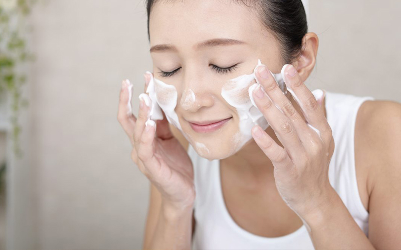 Rửa mặt 2 lần mỗi ngày để đảm bảo da luôn sạch sẽ