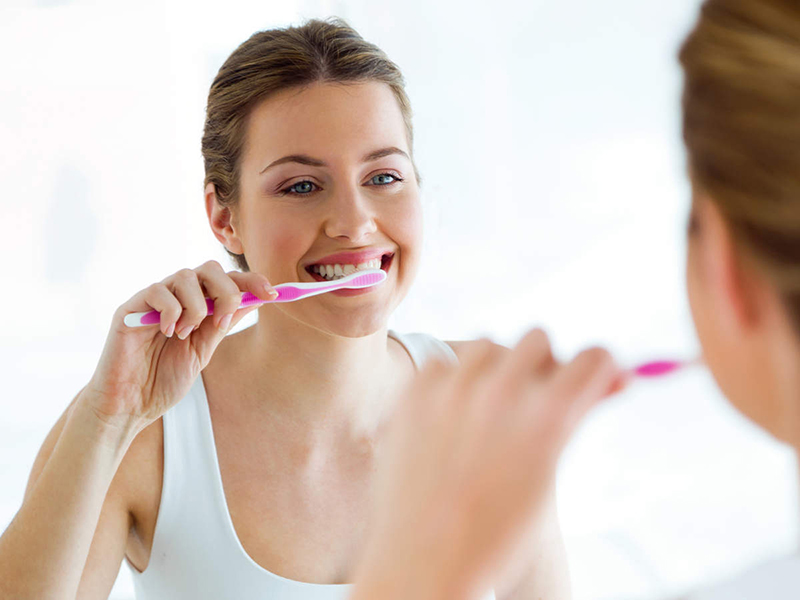 Cần vệ sinh răng miệng đều đặn 2 lần/ngày