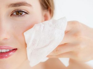 Tẩy trang là một những bước chăm da buổi sáng cần thiết