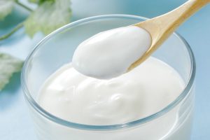 Sữa chua thường xuyên được dùng làm mặt nạ chăm sóc da