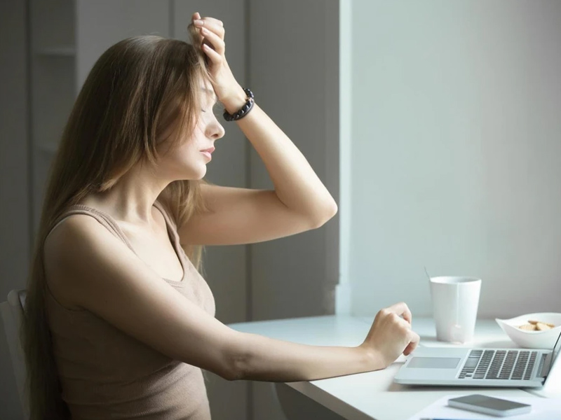 Tại sao da mặt đỏ và mỏng