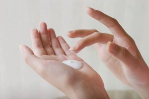 Chỉ nên lấy một lượng kem dưỡng vừa đủ