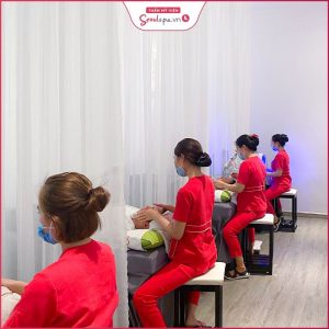 Không gian điều trị mụn được thiết kế rộng rãi, thoáng mát, có rèm che kín đáo