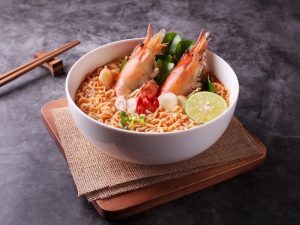 Bị mụn có nên ăn mì tôm không?