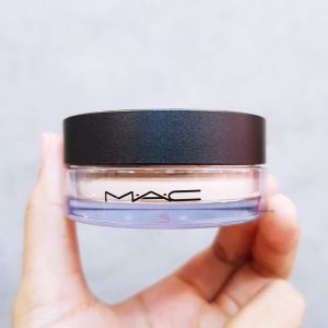 Phấn phủ dạng bột MAC không còn quá xa lạ trên thị trường