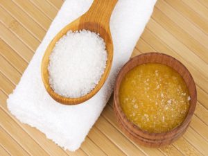 Muối và mật ong giúp giảm mỡ mặt và làm săn chắc da