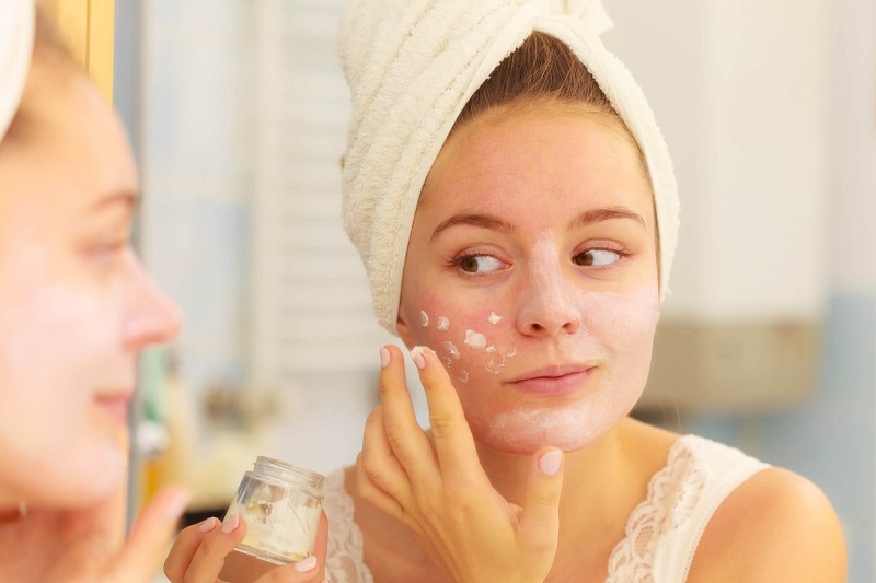 Cần bôi kem dưỡng sau rửa mặt để cân bằng độ ẩm cho da