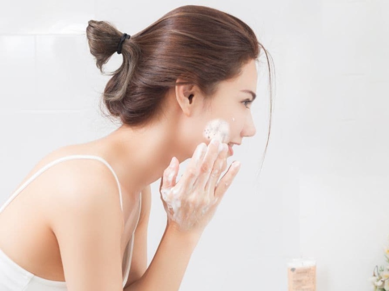 Dùng sữa rửa mặt Cerave theo từng bước tiêu chuẩn để đảm bảo hiệu quả