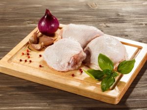 Cần hạn chế ăn thịt gà để các vết thương do mụn nhanh chóng hồi phục hơn