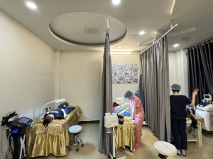 Lucky Clinic sở hữu trang thiết bị hiện đại giúp điều trị mụn hiệu quả