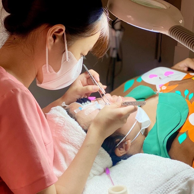 Quá trình vệ sinh da, tẩy tế bào chết và lấy mụn trước khi tắm trắng tại PiTi HouseQuá trình vệ sinh da, tẩy tế bào chết và lấy mụn trước khi tắm trắng tại PiTi House