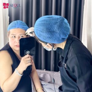 Chuyên viên tư vấn giúp khách hàng lựa chọn dáng mày phù hợp