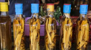 Rượu thuốc là cách trị mụn dân gian thường gặp