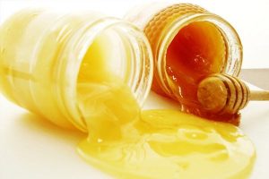 Trị mụn bằng sữa ong chúa tươi rất hiệu quả