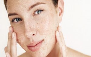 Tẩy tế bào chết làm sạch sẽ cũng có thể se khít lỗ chân lông hiệu quả