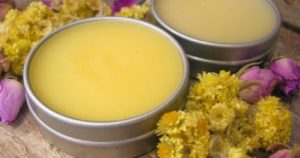 Thoa kem dưỡng ẩm từ dầu oliu kết hợp sáp ong và dầu dừa khoảng 1 tuần để có da mềm mịn