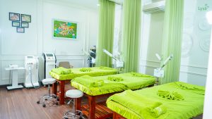 Không gian làm đẹp sạch sẽ và được trang bị các thiết bị hiện đại tại Lysa Spa