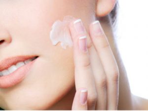 Dưỡng ẩm cho da tránh bị khô sau khi lăn kim