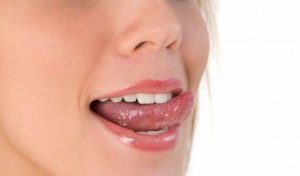 Nước bọt có thể làm giảm thiểu được tình trạng mụn ở trên da tốt