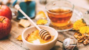 Kết hợp giấm táo và mật ong tạo thành hỗn hợp trị mụn hiệu quả