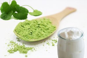 Sữa chua kết hợp với rau má tạo thành hỗn hợp điều trị mụn nhanh chóng và hiệu quả