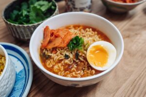 Hàm lượng muối cao trong mì tôm dễ gây mụn trứng cá