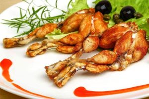 Bị mụn có nên ăn thịt ếch không sẽ phụ thuộc vào cơ địa và phản ứng của từng người