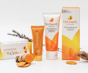 Gel trị mụn lưng Decumar có thành phần nổi bật là tinh chất từ củ nghệ