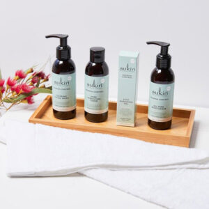 Bộ sản phẩm chuyên đặc trị mụn nhà Sukin gồm 4 món nhỏ gọn, tiện lợi