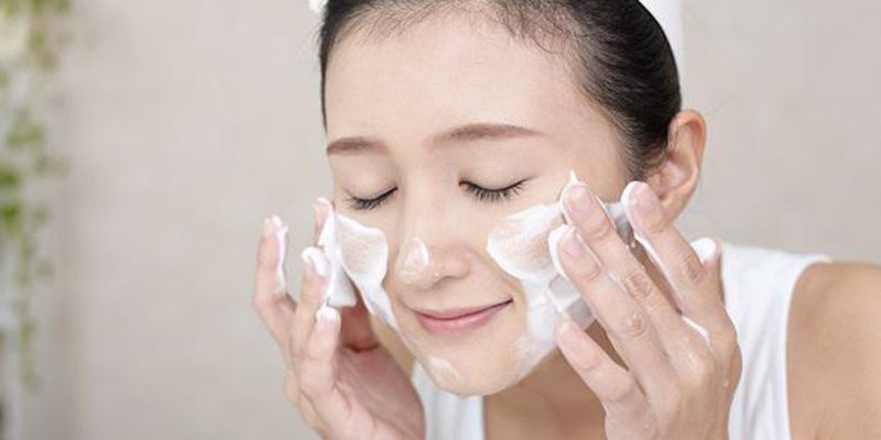 Rửa mặt bằng sản phẩm chứa Benzoyl peroxide để da luôn được thông thoáng, kháng khuẩn