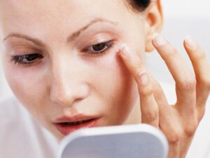 Cạo lông mặt giúp các dưỡng chất thẩm thấu và hấp thụ vào da tốt hơn