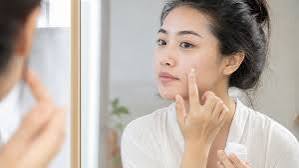 thoa sản phẩm chăm sóc da thành lớp mỏng trên vùng cần điều trị.