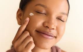 chống nắng và chăm sóc hàng rào da là những bước quan trọng khi đang sử dụng retinoid.