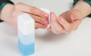 Sử dụng cách làm khô móng sơn gel