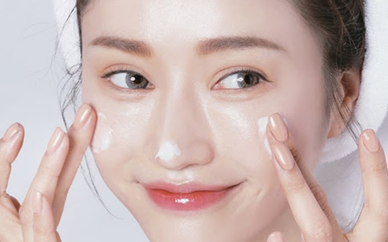 Dưỡng ẩm giúp phục hồi và bảo vệ lớp biểu bì da