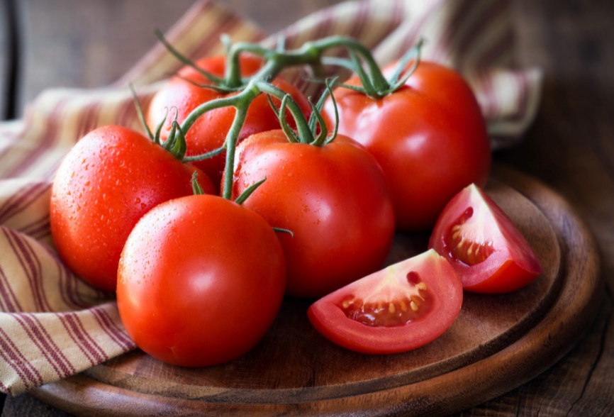 Cà chua chứa hàm lượng lớn các chất Lycopen và beta – carotene tốt cho da