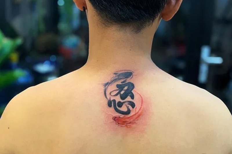 Hình xăm cá chép và chữ thư pháp còn mang đến cho chủ nhân sự may mắn