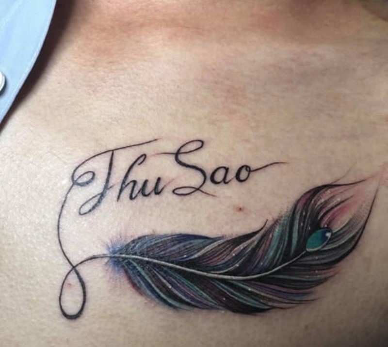 Hình xăm tên riêng kết hợp thêm họa tiết lông vũ