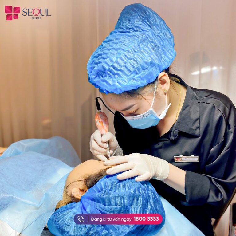 Kỹ thuật viên dày dặn kinh nghiệm thực hiện phun xăm cho khách hàng