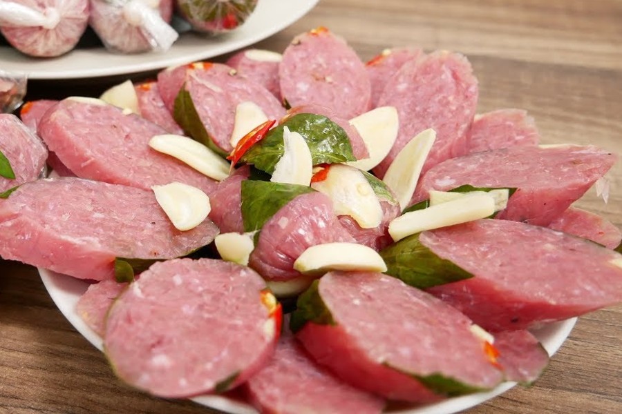 Nem chua là một loại thực phẩm khá quen thuộc được làm chủ yếu từ thịt heo, da heo cùng các loại gia vị như tỏi, ớt, tiêu đen,…