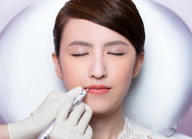 Dưỡng môi để màu phun lên màu đẹp hơn